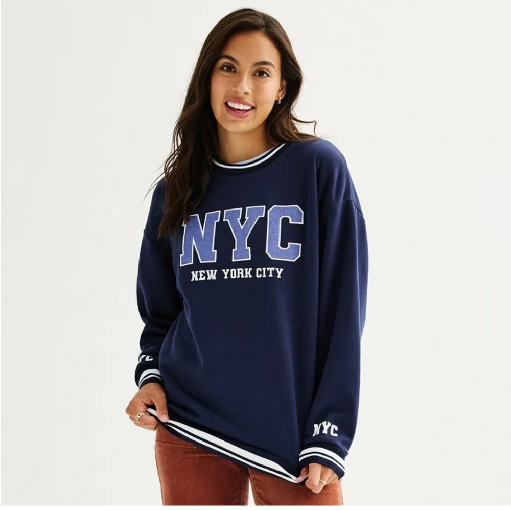 NYC Manhattan Court Favorite navy blue v-neck sweatshirt. Size small